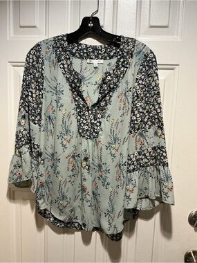DR2 Light Sage & Navy Floral V-Neck Tunic